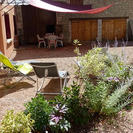 Chaleureux A La Ferme Pres De Vulcania Avec Jardin Et Activites Enfants - Fr-1-489-166 *